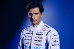 Shot_05_Carlos_Race_Suit_-26_Helmet_196_HR_RGB_b75wvMR9_20260203102459