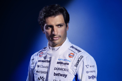 Shot_05_Carlos_Race_Suit_-26_Helmet_228_V08_rKekldhZ_20260203101221