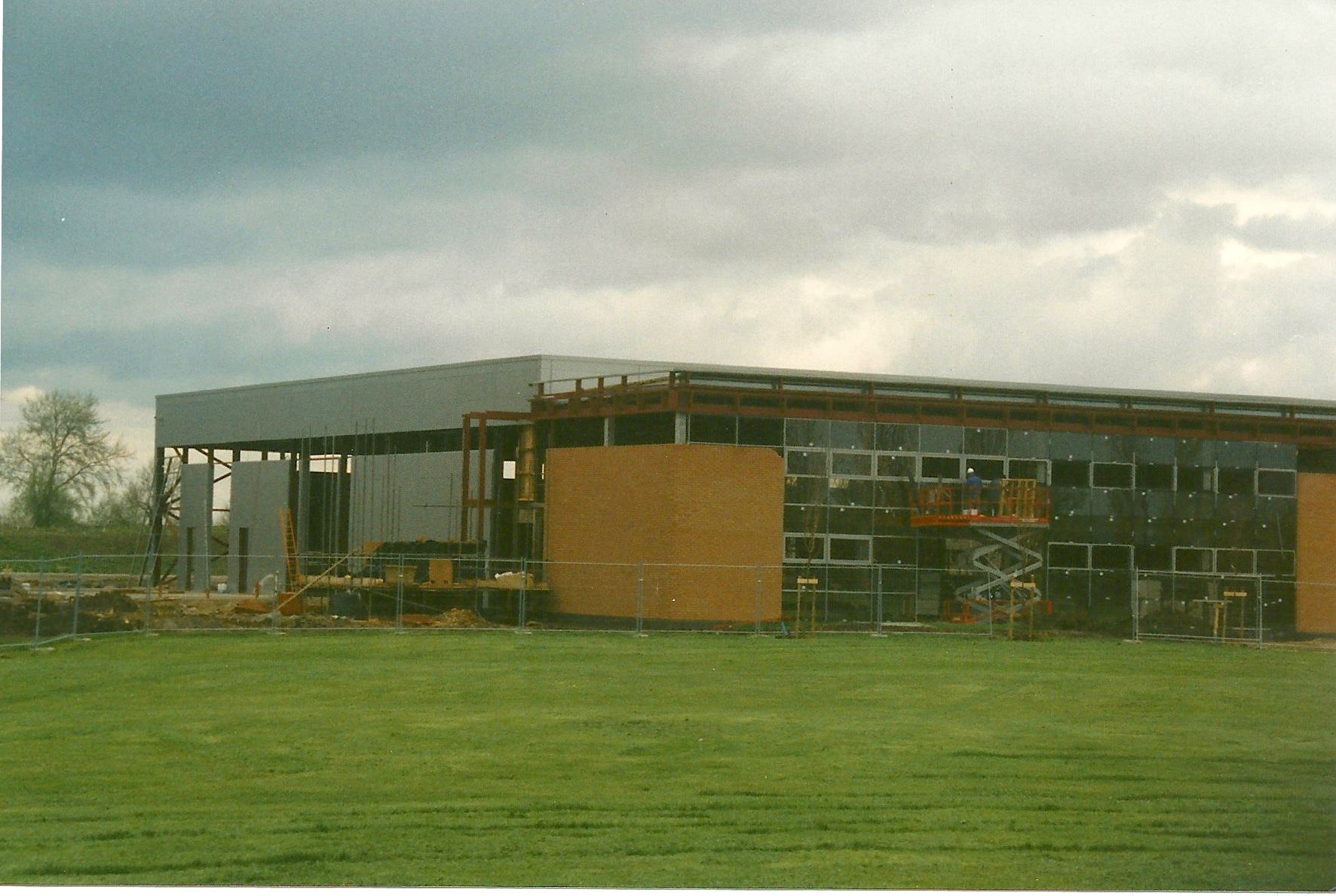 Building_the_WilliamsF1_Conference_Centre_and_Museum1682308449037594415