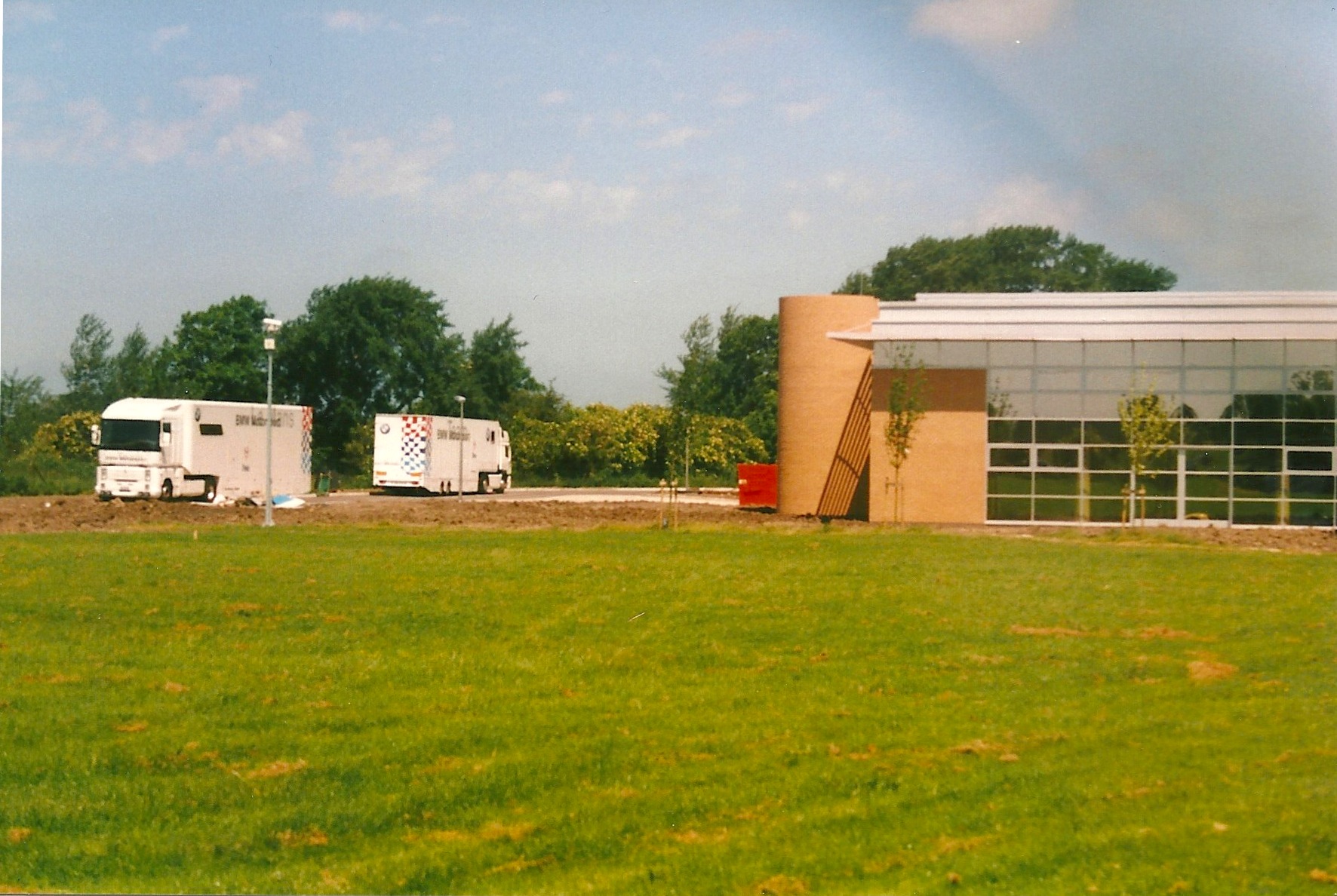 Building_the_WilliamsF1_Conference_Centre_and_Museum5459937413514203273