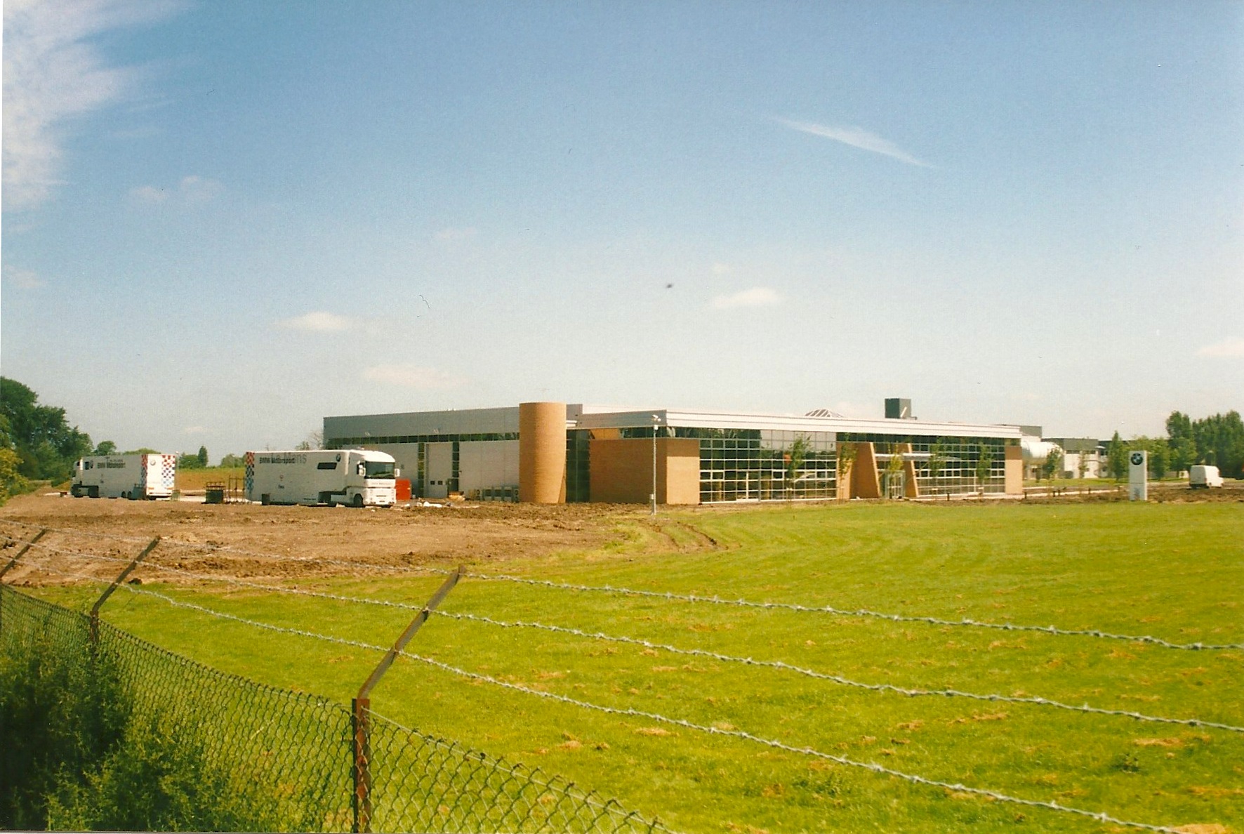Building_the_WilliamsF1_Conference_Centre_and_Museum7427000168613873388