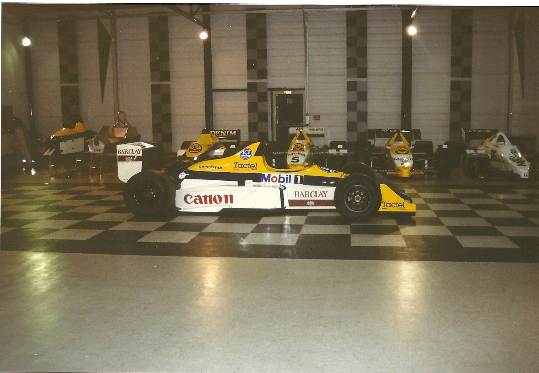 WilliamsF1_Factory_and_Museum,_Didcot3163733347504663814